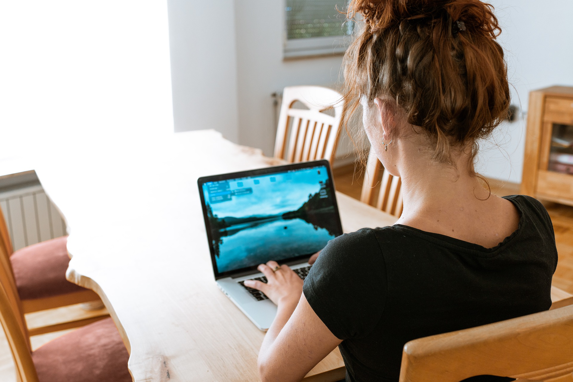 Working from Home vs. Working in Office: A Close Look into Their Advantages and Disadvantages