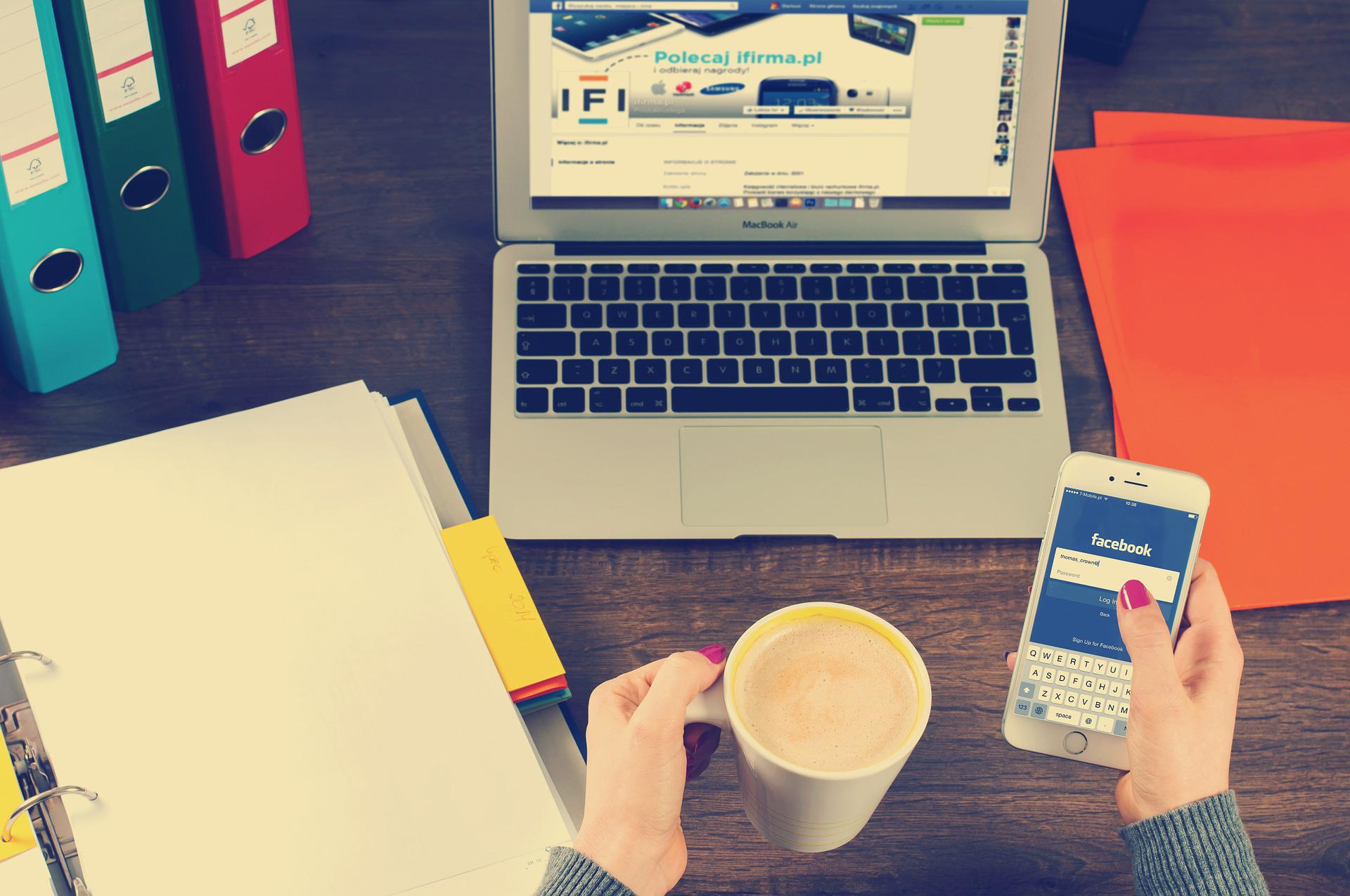 The Dangers of Always Being on Social Media and How to Beat the Addiction (French version available)