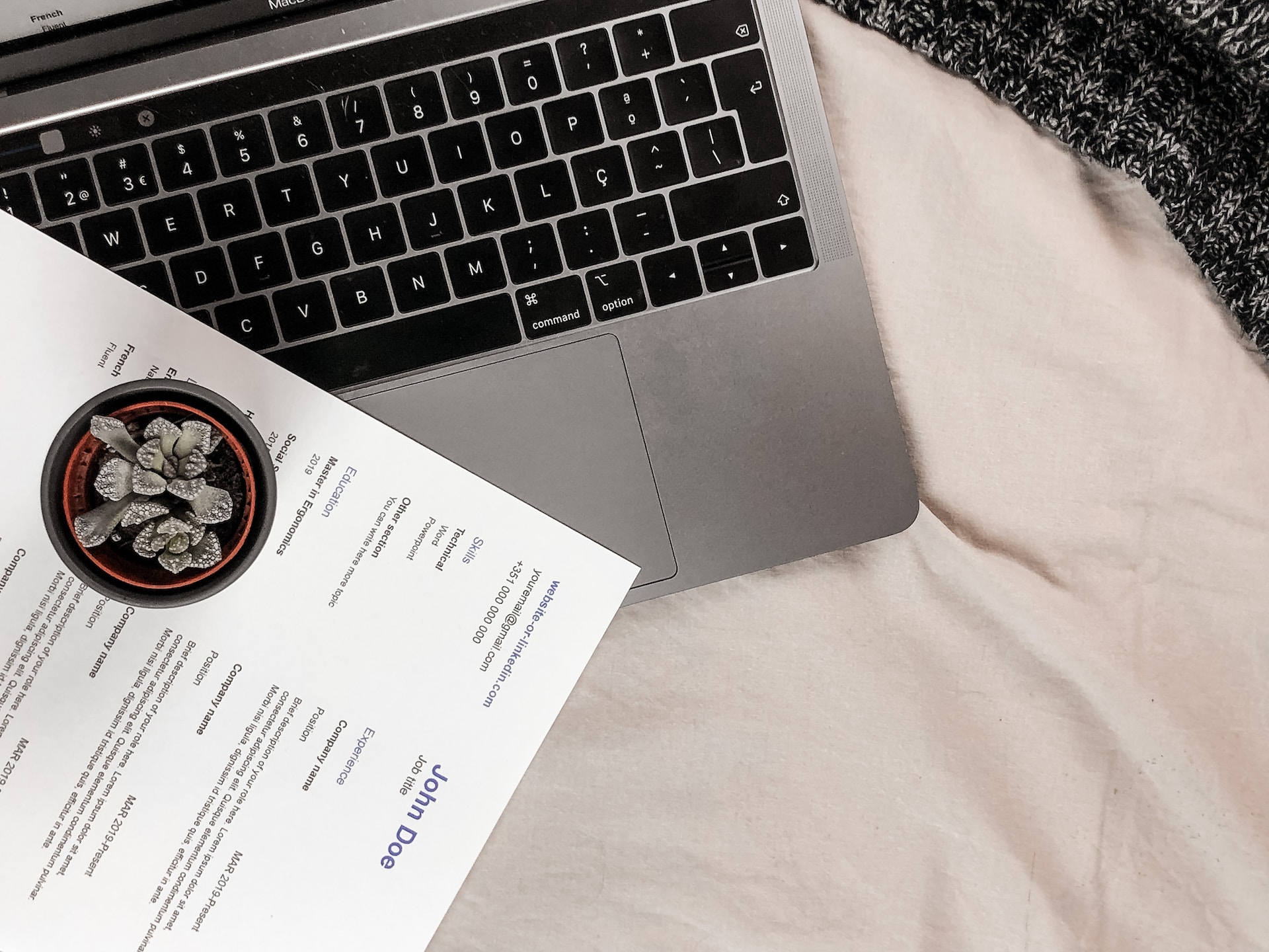 Creating a Canadian Resume: Tips and Tricks for Professional Success